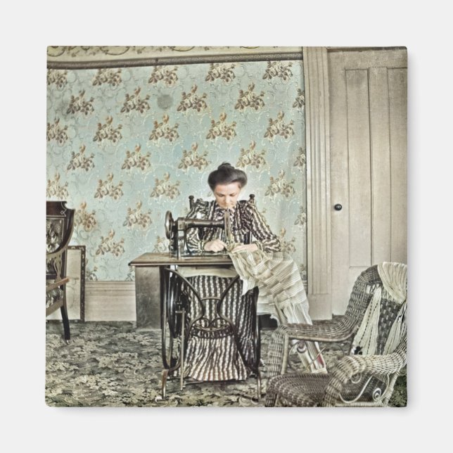 1890-talets kvinna vid Sewing Maskin Photo Taminat Magnet (Framsidan)