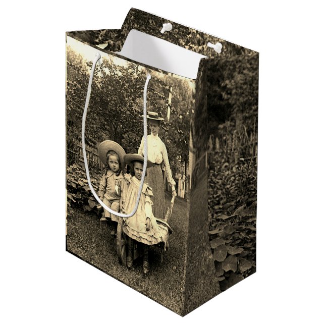 1890's Photo Heirloom Garden Mor döttrar (Framsidan Vinklad)