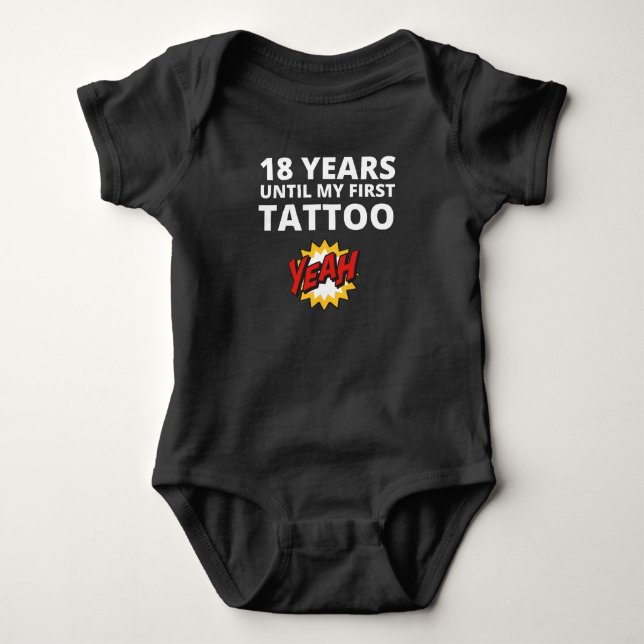 18 år till min första tatuering Cute Funny Humous T Shirt (Framsida)