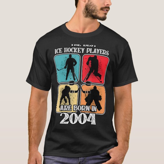 18-åriga ishockeyspelare 2004 18:e födelsedagen V T Shirt (Framsida)