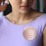 18-årsdagen ro guld glitter droppar namn knapp<br><div class="desc">En knapp för trendig och girighet för 18:e födelsedagsfesten. En feminin rosa,  ro guld faux metallisk tittar bakgrund som dekoreras med faux ro glitter drops. Mallar för ett datum och namn/ålder 18. Mörk ro guld färgad brev. Perfekt för party som tjänst eller Spara datum,  påminnelse till dina gäster.</div>