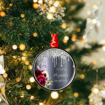 18-årsdagen silver glitter får blommigt burgundi julgransprydnad metall<br><div class="desc">En prydnad för 18:e födelsedag. En mörk faux silver metallic tittar bakgrund. Dekorerad med mörkens lila och blommor från burgundy och ro rosa, faux glitter droppning, färgdropputseende. Mallar för namn, datum och ålder 18 år. Namn är skrivet med ett vitt, modernt, handskript i stil. Perfekt som vintertorka, party-favör, keepsaké eller...</div>