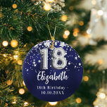 18:e födelsedag - marinblå silver-stjärnor julgransprydnad keramik<br><div class="desc">En marin blå bakgrund färg med faux silver-stjärnor. Den blå färg är ojämn. Lägg till namn,  text/datum</div>