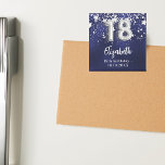 18:e födelsedag - marinblå silver-stjärnor magnet<br><div class="desc">För 18:e födelsedagsfesten. En marin blå bakgrund färg med faux silver-stjärnor. Den blå färg är ojämn. Lägg till ditt namn,  text. Du kan använda som Spara datumpåminnelse för gästerna,  festen eller som en keepsaké.</div>