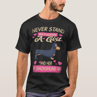 18 Stå aldrig mellan en tjej och hennes Dachshund T Shirt