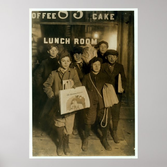 1908 Newsboys Selling Newspaper in New York City Poster (Framsidan)