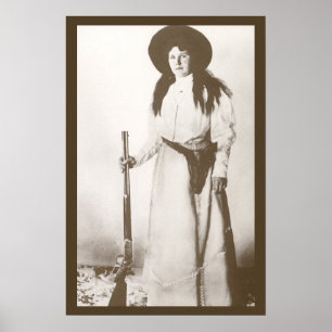 1910 Foto Porträtt av en Cowgirl som håller en gev Poster
