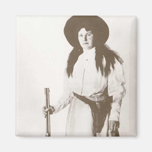 1910 Foto Porträtt från en Cowgirl Holding a Rifle Magnet (Framsidan)