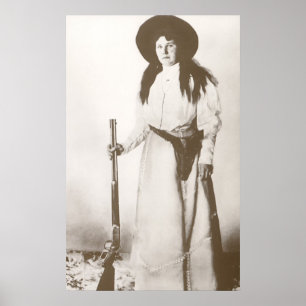 1910 Foto Porträtt från en Cowgirl Holding a Rifle Poster