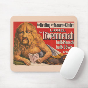 1913. En man med Lejon Head Reading Shakespeare. Musmatta