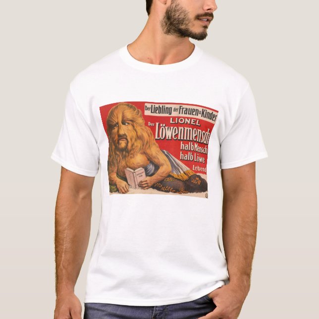 1913. En man med Lejon Head Reading Shakespeare. T Shirt (Framsida)