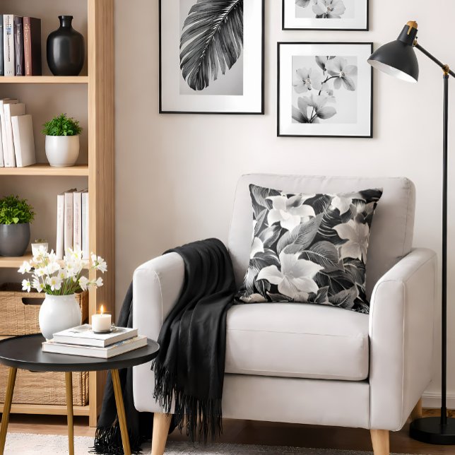 1920-talets svarta och vita blommor kudde (Timeless floral cushion elevates neutral interiors with quiet elegance and effortless modern charm.)
