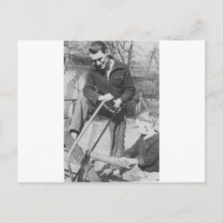 1920's Son som hjälpte far såg trä Vykort