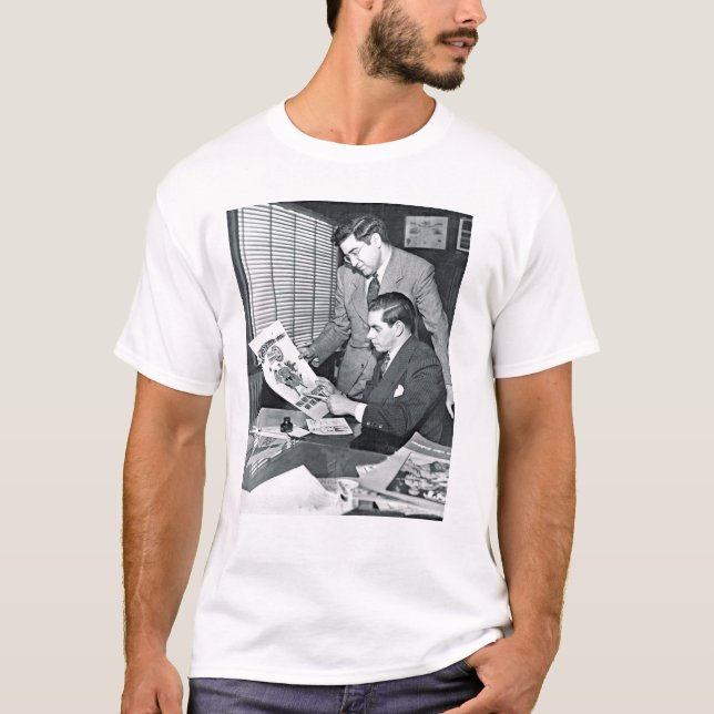 1939 TECKNAD BOK STORLEK T-Shirt (Framsida)