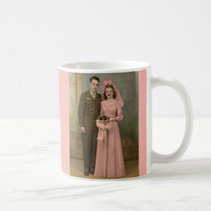 1940-talets bröllop soldat groom och brud i rosa G Kaffemugg