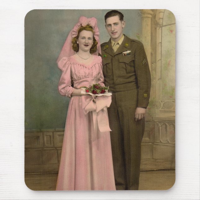 1940-talets bröllop soldat groom och brud i rosa G Musmatta (Framsidan)