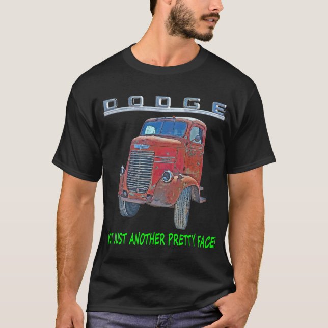 1946 DODGE COE LASTBIL JUNKYARD CLASSIC BIG NEAT T SHIRT (Framsida)