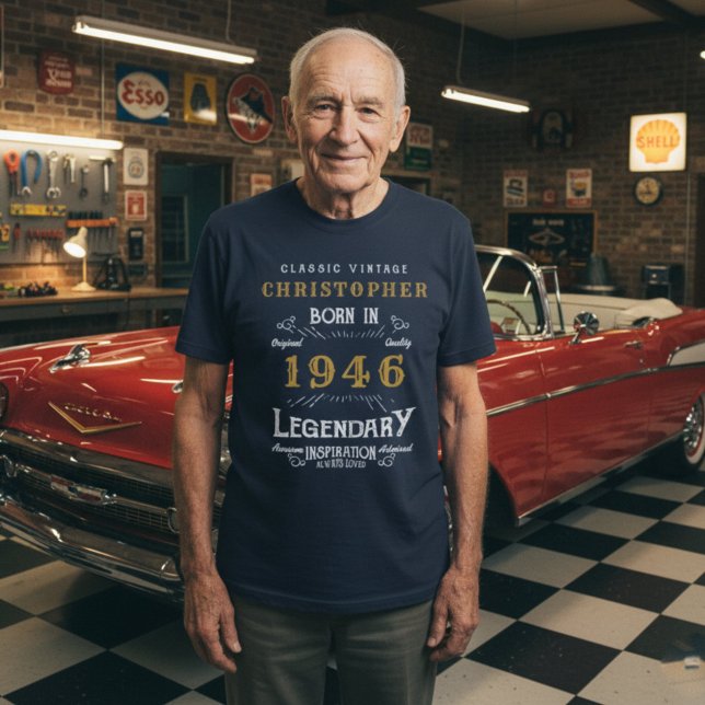 1946 Personlig på födelsedagen: Blått legendary Bl T Shirt (1946 t-shirt worn in a car garage)