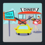 1950:s Middag-lås Fyrkantig Klocka<br><div class="desc">upp något speciellt med 1950 års Middag Wall Clock. Tecknad teckning har en röd tegelsten som bygger med blå fönster, dörrar för grått dubbla och en vit skylt som säger "Middag" på tak. I parkeringsplatsen finns ett andra tecken på en pola. Tecknet har en turkobakgrund och en blinkande röd pil...</div>