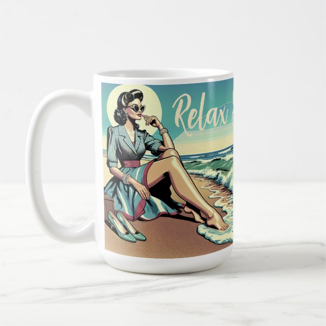 1950:s Retro Woman Sitta vid stranden Kaffemugg (Vänster)