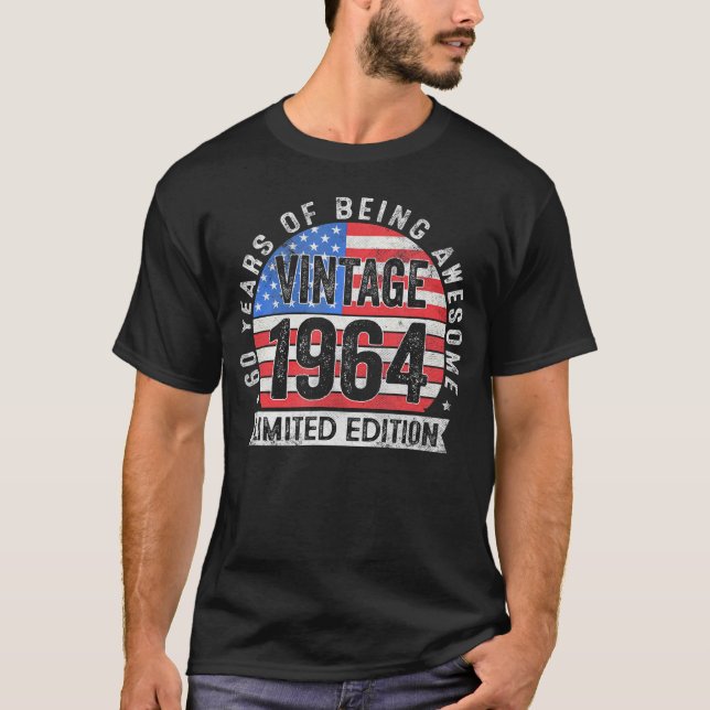 1964 60:e födelsedag Amerikanska Flagga 60 år gaml T Shirt (Framsida)