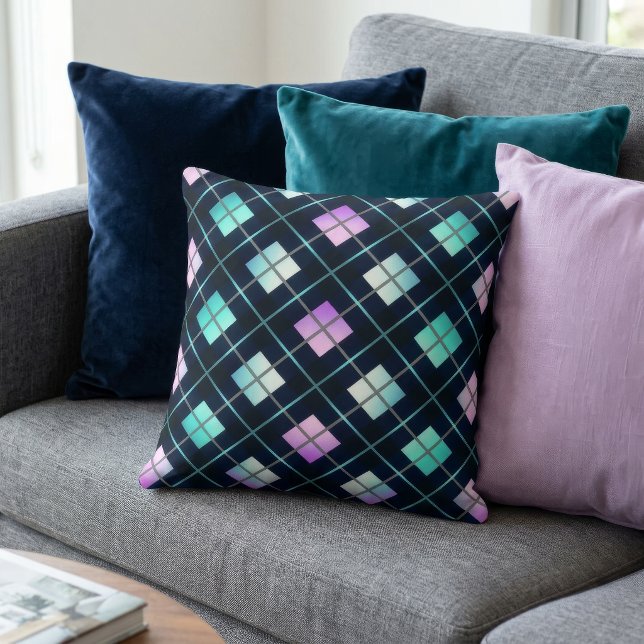 1980-tals Retro Stil Sci-Fi Svart, Blå & Rosa Argy Kudde (Multicolored argyle design pillow sitting on a couch with other pillows.)