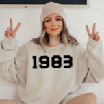 1983 Birthday 40th Milestone Gift Sweatshirt T Shirt<br><div class="desc">Den här personlig guld-effektens födelsedagspresent Sweatshirt är perfekt för att fira att du vrider 40 och visar världen att livet verkligen börjar vid denna ålder. Det är ett underbart val för en födelsedagsfest eller en roligt helg, och det är säkert att du känner dig stolt och lycklig att vara i...</div>