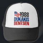 1988 Dukakis Bentsen Vintage Val Truckerkeps<br><div class="desc">En politisk gåva från coolan till någon som minns den demokratiska duon Michael Dukakis och Lloyd Bentsen. Jag saknar 80-talets val.</div>