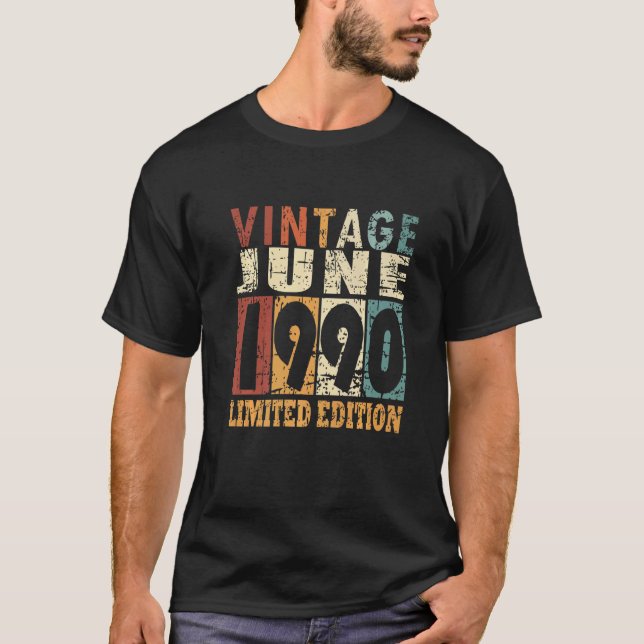 1990 Född i juni Födelsedagsordspråk T Shirt (Framsida)