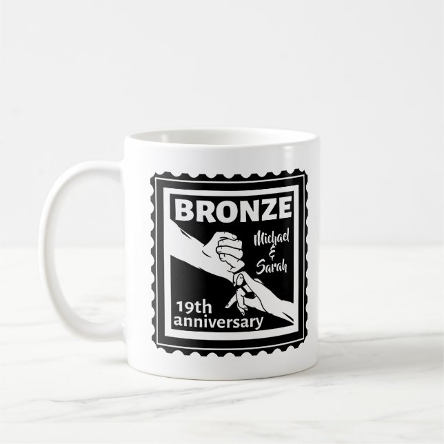 19:e bröllop-årsdagen för firandet av händer kaffemugg (Vänster)