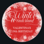 19:e födelsedag Vinter Wonderland Snowflake Favor Runt Klistermärke<br><div class="desc">Elegantens vinterland 19:e födelsedag har en vacker kalligrafi omgiven av en lush snöflake och snö gräns. Snöflingor går mot den djupa röda bakgrunden. Du kan faktiskt ändra bakgrunden färg till valfritt färg. Winter Wonderland kan inte ändras, men all återstående text kan redigeras. Denna punkt är en del av Winter Wonderland...</div>