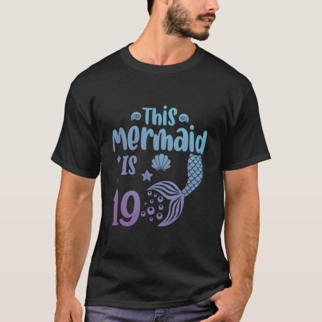 19 Självsvans 19:e Självdotter T Shirt (Framsida)