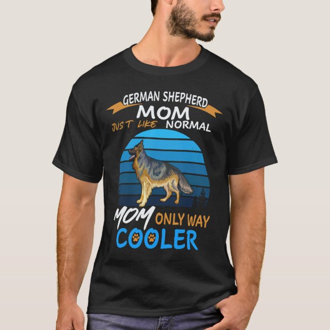 19 Tysk Shepherd Mamma Precis Som Normal Mamma End T Shirt (Framsida)