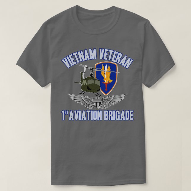 1:a Avn Bde UH1 Huey w Pilot Vingar T Shirt (Design framsida)