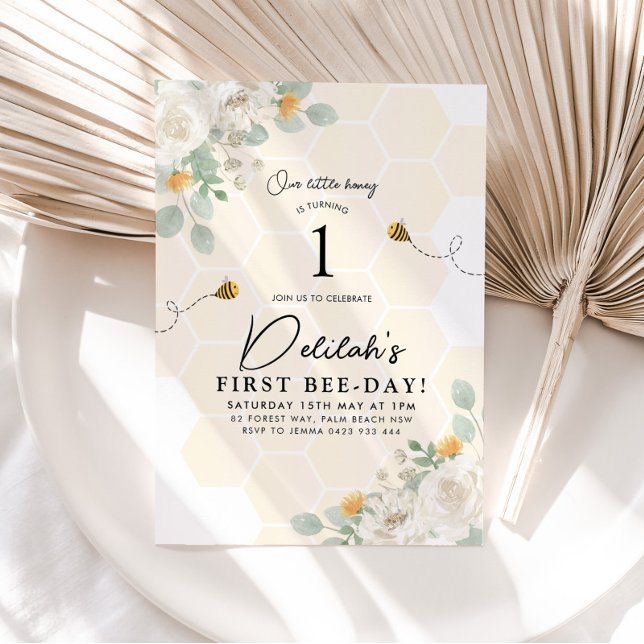 1:a bidagen Humla Girls Birthday Honung Blommigt Inbjudningar (Skapare uppladdad)