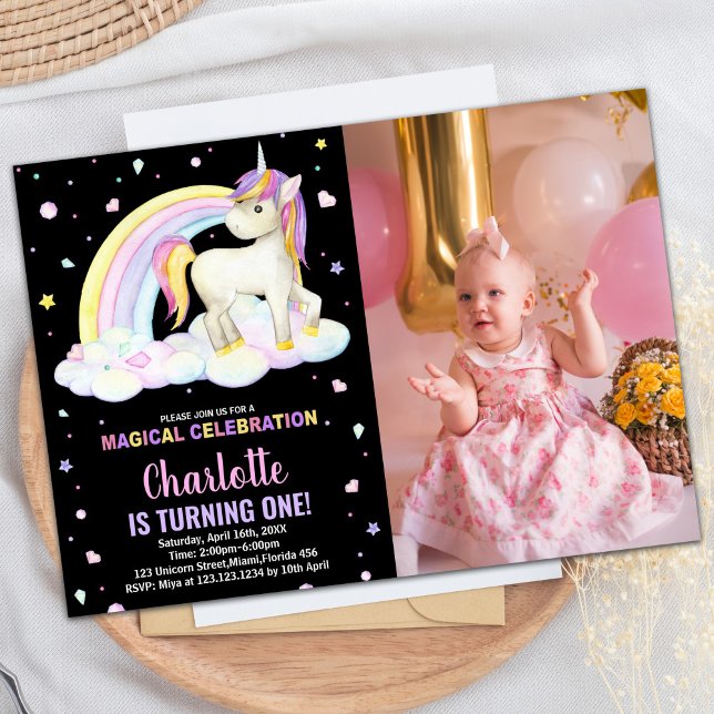 1:a Blommigten Svart fotopånikorns födelsedagsinbj Inbjudningar (1st Floral Black Photo Unicorn Birthday Invitation)