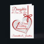 1:a Bröllop-årsdagen Kort<br><div class="desc">Ett vackert 1:a bröllop-årsjubileum för din dotter och hennes make. Önska dem väl med detta högtidliga hälsningskort för personliger. Det har ett rött hjärta som hänger från ett band. Ett vackert sätt att visa kärlek för lycklig paret.</div>
