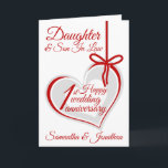 1:a Bröllop-årsdagen Kort<br><div class="desc">Ett vackert 1:a bröllop-årsjubileum för din dotter och hennes make. Önska dem väl med detta högtidliga hälsningskort för personliger. Det har ett rött hjärta som hänger från ett band. Ett vackert sätt att visa kärlek för lycklig paret.</div>