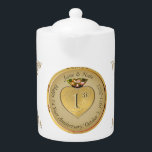 1:a eller 50:e Golden Ochre<br><div class="desc">Hur speciellt är det tyvärr med en underbar, klassiskt designad tekanna för att hedra deras 1:a eller 50:e bröllop-årsdag med ett hjärtemblem och medaljonstext?! Golden ochre med ornate hjärtgrafik, för en liten romantisk aning. Om du vill ha en anpassning eller illustration som bara är till för dig, så säg mig...</div>