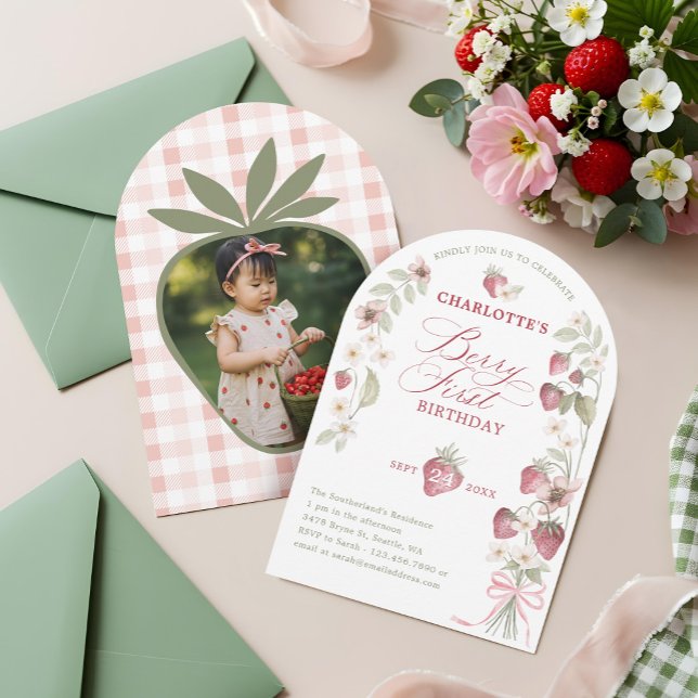 1:a födelsedag Jordgubbe Berry Första födelsedag F Inbjudningar (1st Birthday Strawberry Berry First Birthday Photo Invitation)