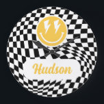 1:a födelsedag leende ansikte retro white groovy stor klocka<br><div class="desc">En lycklig-lapp med leende ansikte-retro,  svart,  vit och gult ljust,  lätt födelsedagsfest-dekorklocka för bult coola.</div>