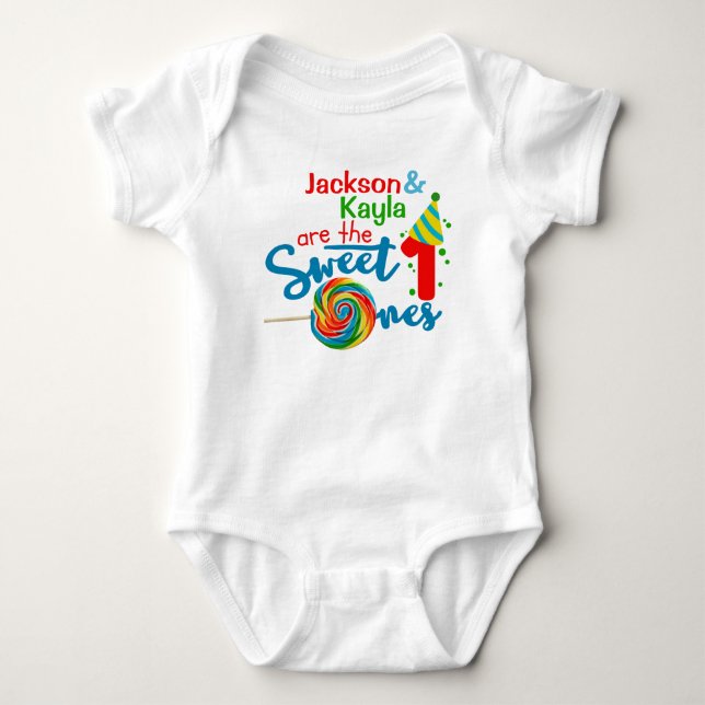 1:a födelsedagen Personlig Baby Bodykosten för Twi T Shirt (Framsida)
