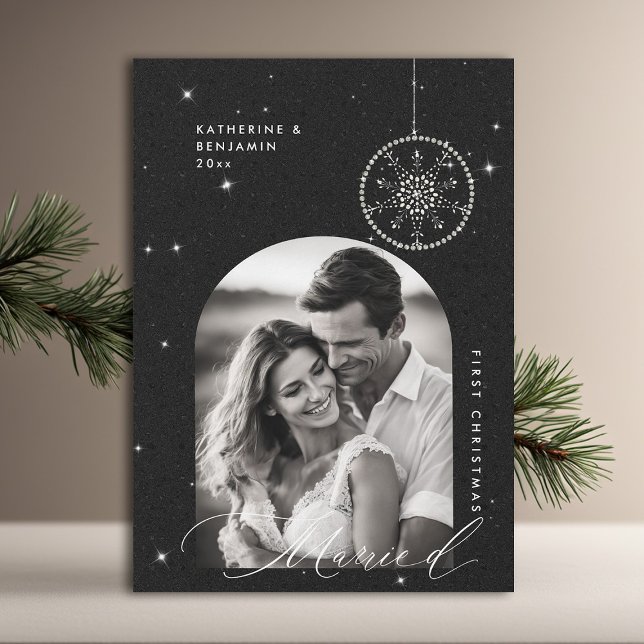 1:a jul Gift Snöflingor Boho Black Photo Julkort (christmas card first married couple black glitter sparkle boho arch modern minimalist snowflake)