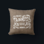 1:a jul Rustic Land Burlap Kudde<br><div class="desc">Rustisk burlap land-stil-dekoratorkudde med text: "Vår första jul som Mr. och Mrs." Vackra keepsaké för nylingarna.</div>