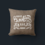 1:a jul Rustic Land Burlap Kudde<br><div class="desc">Rustisk burlap land-stil-dekoratorkudde med text: "Vår första jul som Mr. och Mrs." Vackra keepsaké för nylingarna.</div>