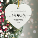 1:a julen Gift Simple Heart Photo Julgransprydnad Keramik<br><div class="desc">Gratulerar till er invigningsjul som gift par med denna minimalistiske Mr. och Mrs. ram. Ta med kärlek i en enkel elegant,  perfekt för att passa din första julhelg tillsammans.</div>