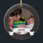 1:a julen som storsister julgransprydnad keramik<br><div class="desc">Har du redan beställt din nyfödd bebis "första julen"? Varför inte få ditt äldre barn att känna sig precis lika speciellare genom att beställa sitt eget trendig, med en krita som heter "Min första jul som en Big Sister" personifierar genom att sätta in ett bild av ditt barn tillsammans med...</div>