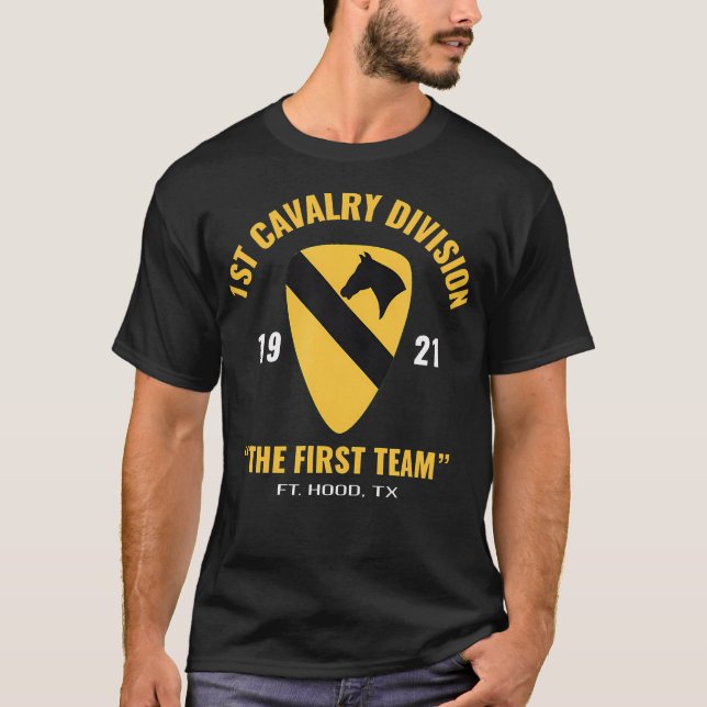 1:a kavalleriet studerar det första teamet t shirt (Framsida)