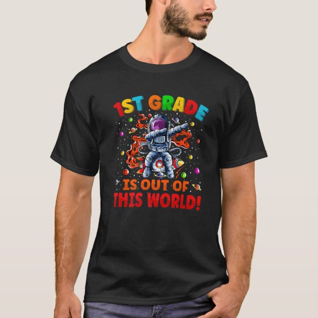 1:a Klass är först ut ur detta världsrymden T Shirt (Framsida)