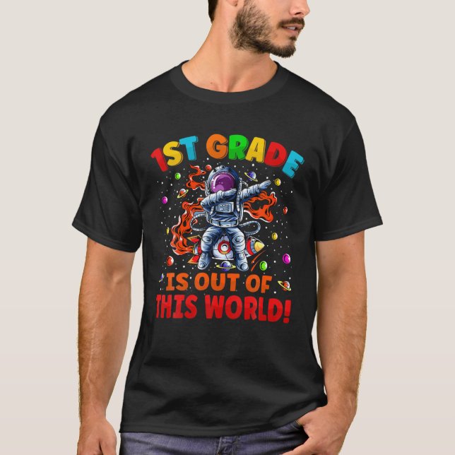 1:a Klass är först ut ur detta världsrymden T Shirt (Framsida)
